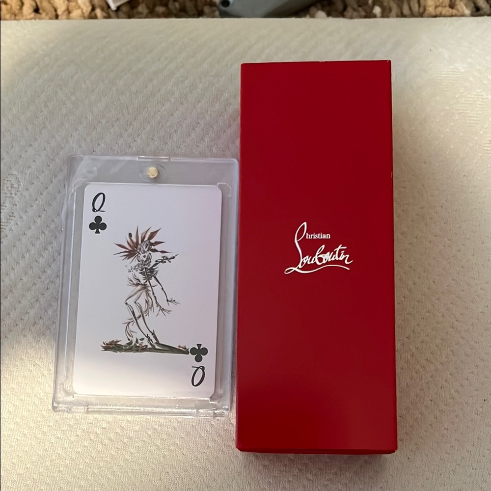 NWTIB Christian Louboutin Gold Red Lip Color and Queen Playing Card in Hard Case - Picture 15 of 16